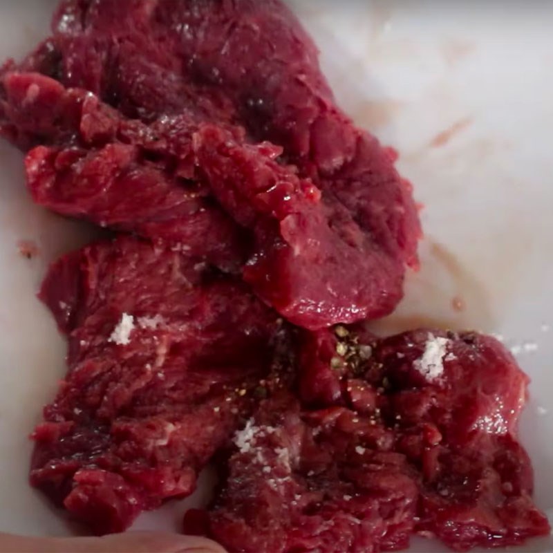 Bước 2 Ướp thịt bò Bò sốt tiêu xanh Bước 2 Ướp thịt bò Bò sốt tiêu xanh