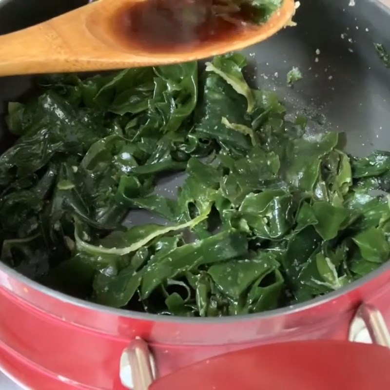 Bước 2 Xào các nguyên liệu Canh rong biển bào ngư