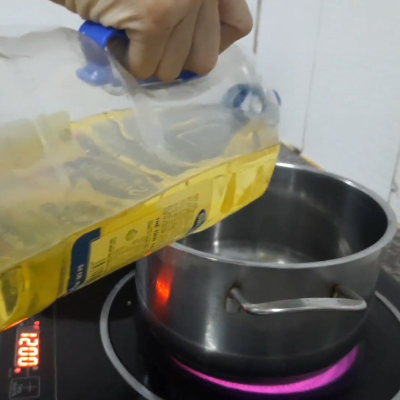 Bước 2 Xào các nguyên liệu Canh rong biển tôm mực