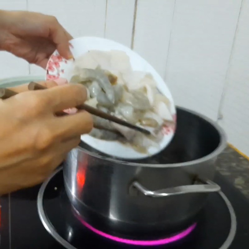 Bước 2 Xào các nguyên liệu Canh rong biển tôm mực