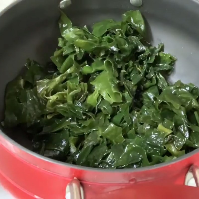 Bước 2 Xào các nguyên liệu Canh rong biển bào ngư