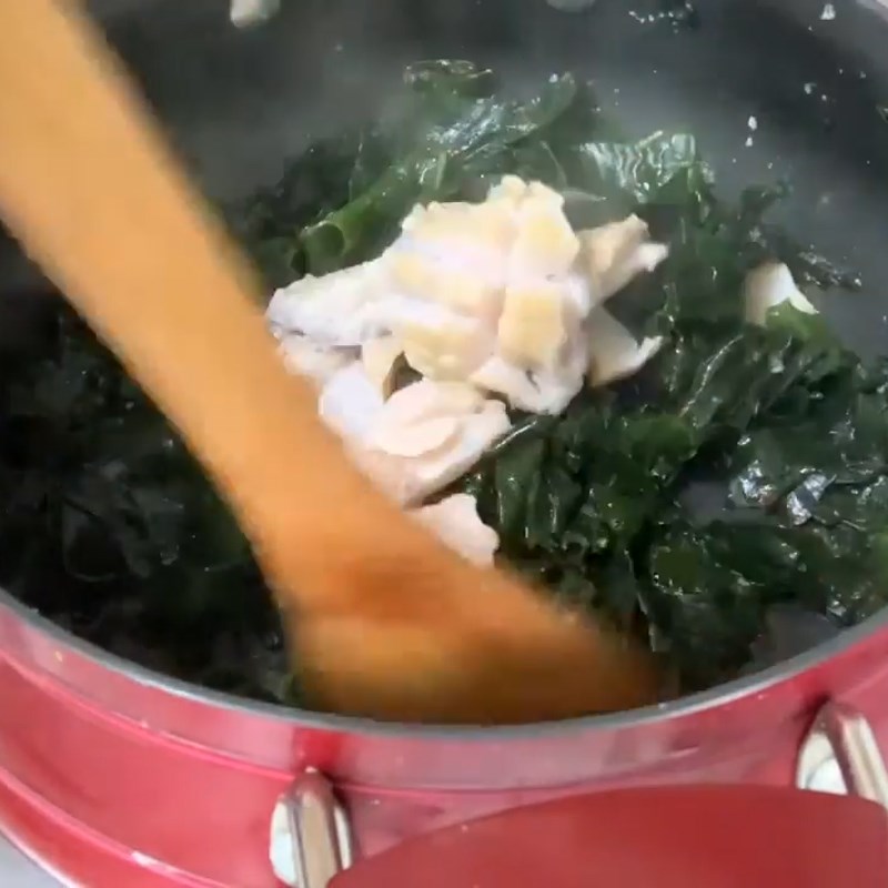 Bước 2 Xào các nguyên liệu Canh rong biển bào ngư