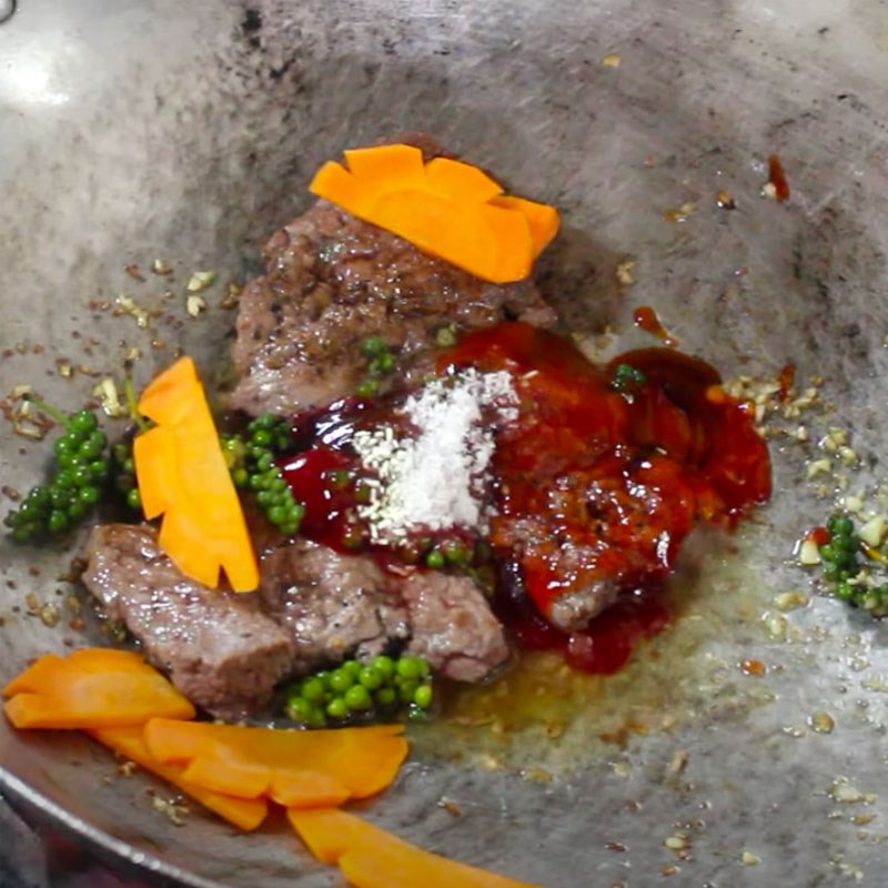 Bước 4 Xào thịt bò với sốt Bò sốt tiêu xanh Bước 4 Xào thịt bò với sốt Bò sốt tiêu xanh