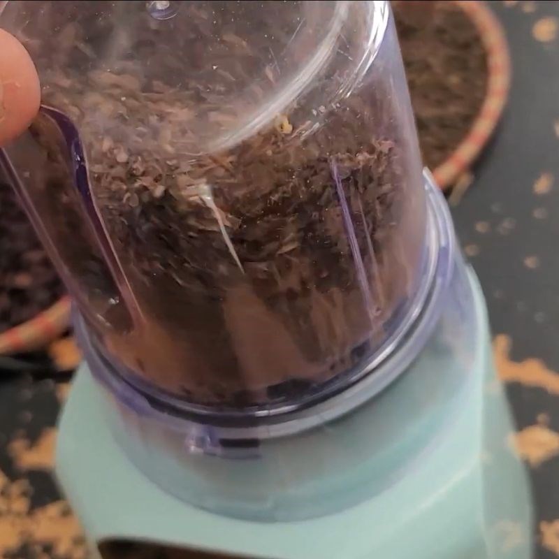 Bước 2 Xay hạt dổi Cách chế biến hạt dổi bằng chảo