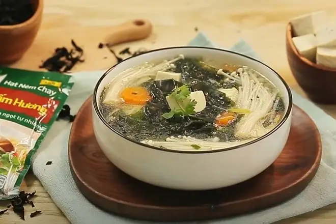 Cách nấu canh rong biển thịt bò đậu hũ nấm kim châm thanh mát, đơn giản