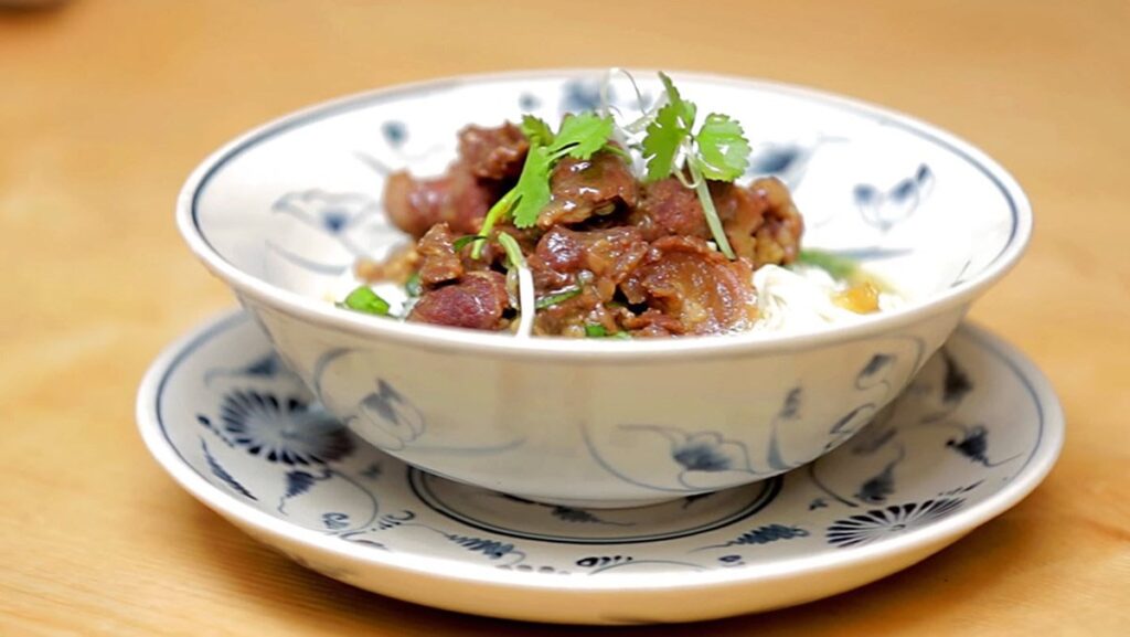 Cách nấu phở bò sốt vang thơm ngon đậm đà cho bữa ăn thêm mới lạ