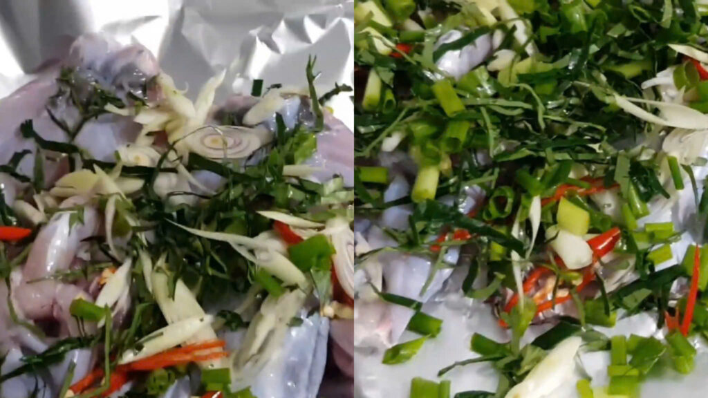 Cho ếch và nguyên liệu lên giấy bạc