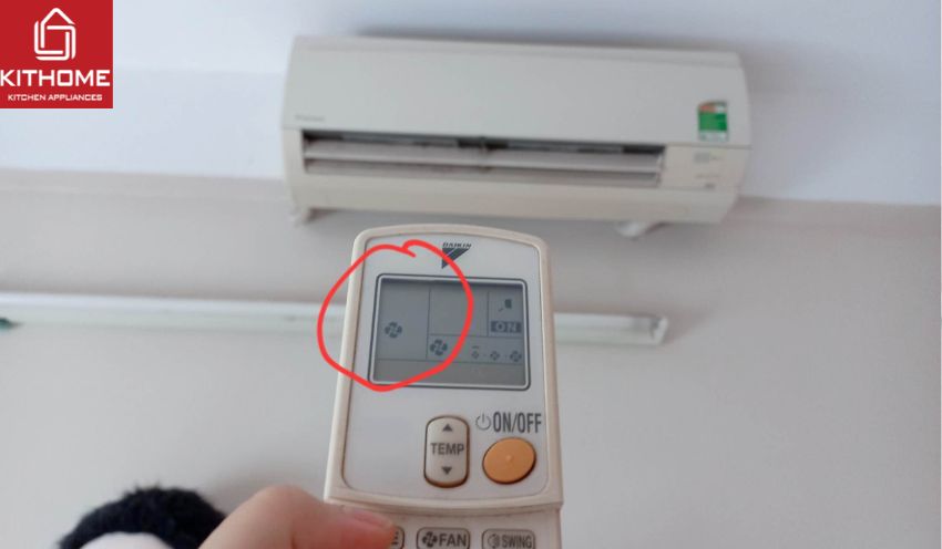 Bấm nút MODE trên remote điều hòa cho đến khi biểu tượng quạt hiện lên.