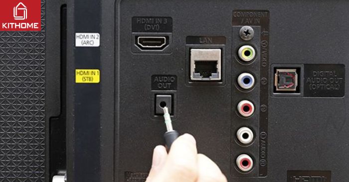 Bước 1: Sau khi đã kiểm tra và xác định được jack kết nối phù hợp (bạn trang bị thêm jack cắm chuyển đổi phù hợp với từng loại Tivi), sau đó lấy đầu 3.5mm cắm vào cổng suất âm thanh trên tivi (Audio Out)