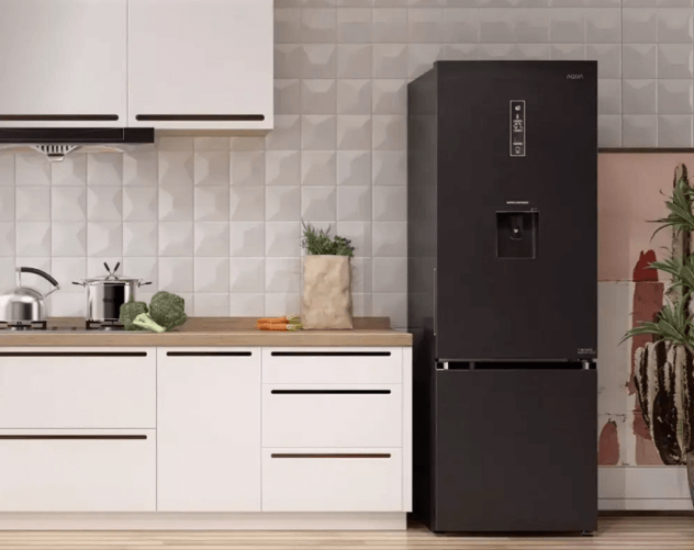 Tủ lạnh 2 cánh Aqua AQR-B379MA (WGB) 324 lít nổi bật với thiết kế mặt gương sang trọng