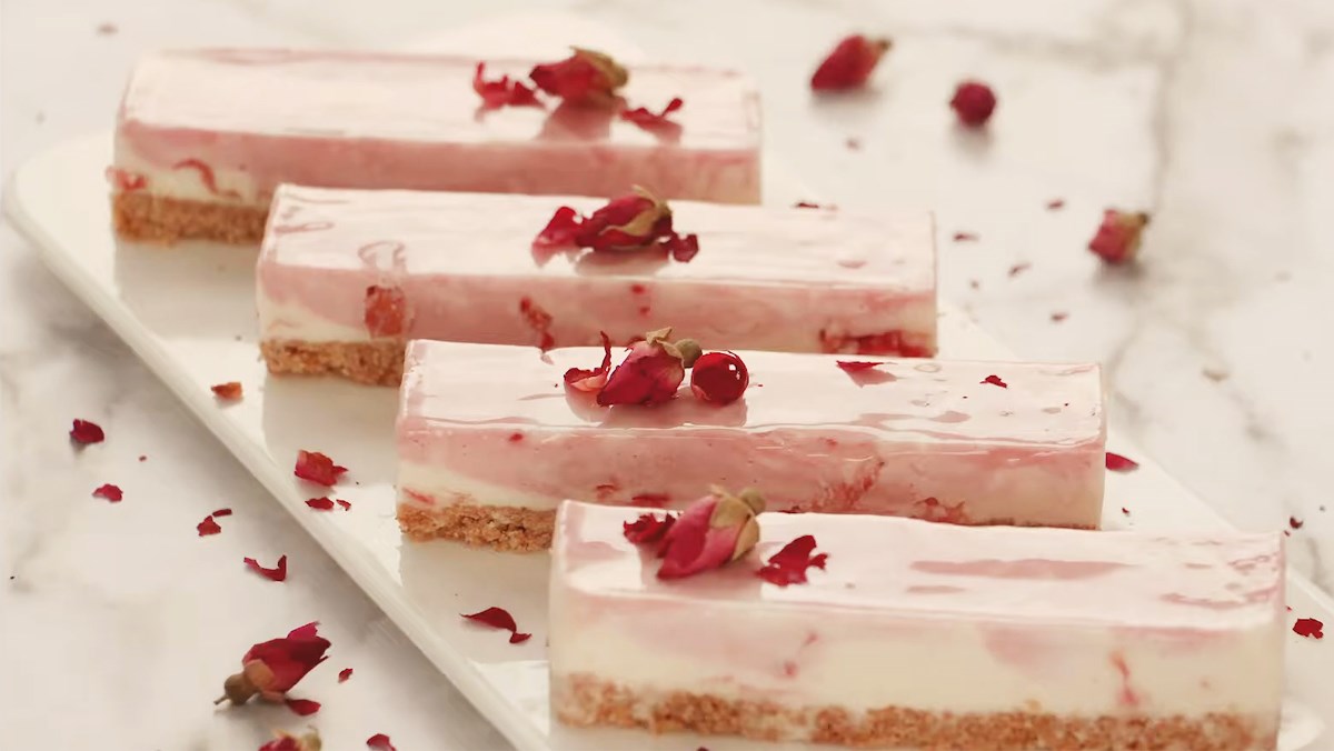 cheesecake hoa hồng mâm xôi đỏ