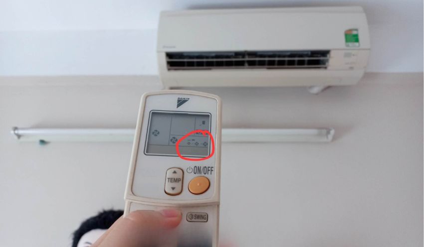  Bấm nút FAN/FAN SPEED trên điều hòa nhiều lần để thay đổi tốc độ và cường độ gió.