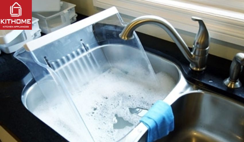 Hòa loãng nước rửa bát vào nước ấm giúp rửa ngăn tủ dễ dàng. Hòa loãng nước rửa bát vào nước ấm giúp rửa ngăn tủ dễ dàng.