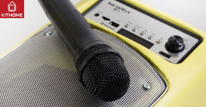 Bước 5: Sử dụng micro không dây đi kèm với loa kéo hoặc trang bị micro không dây (đối với những loại loa không có micro không dây) để hát.