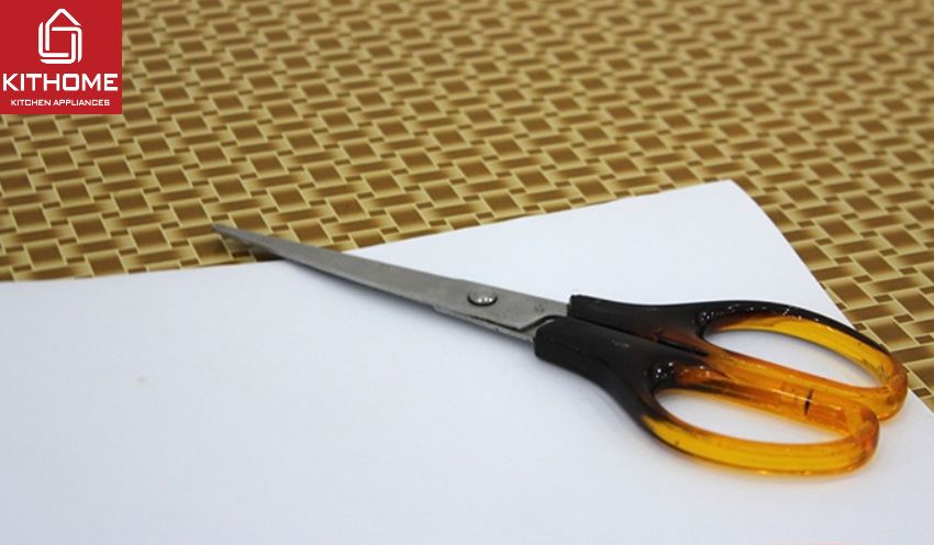 Giấy trắng và một cái kéo