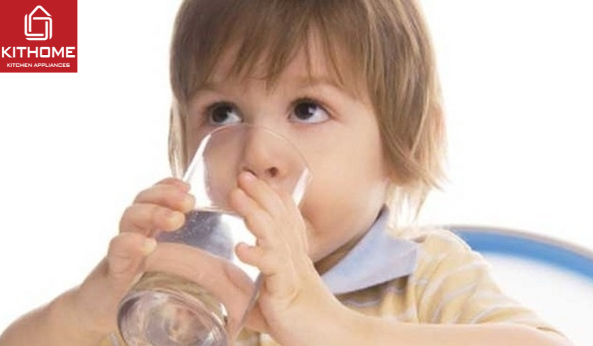 Cho bé uống nhiều nước để bổ sung lượng nước khi ngồi điều hòa
