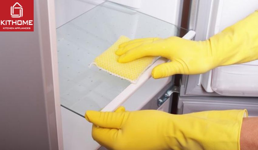 Tháo ngăn tủ rồi lau với hỗn hợp dấm trắng và nước Tháo ngăn tủ rồi lau với hỗn hợp dấm trắng và nước