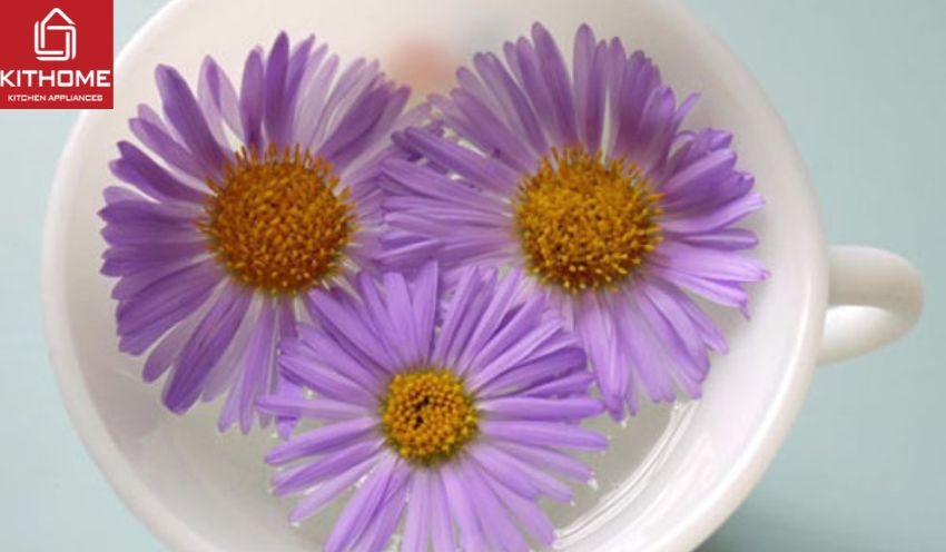 Một bát nước, vài nhánh hoa trên bàn làm việc sẽ tạo độ ẩm hiệu quả cho căn phòng Một bát nước, vài nhánh hoa trên bàn làm việc sẽ tạo độ ẩm hiệu quả cho căn phòng