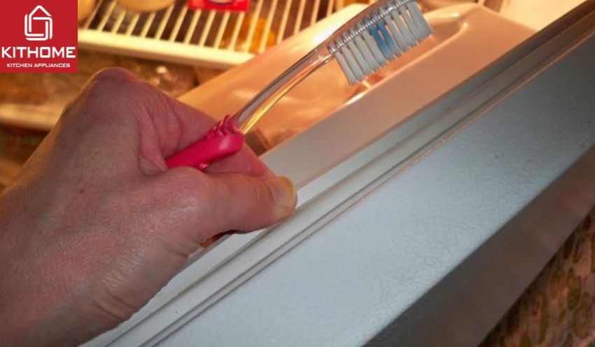 Dùng bàn chải kì cọ những vết bẩn cứng đầu Dùng bàn chải kì cọ những vết bẩn cứng đầu