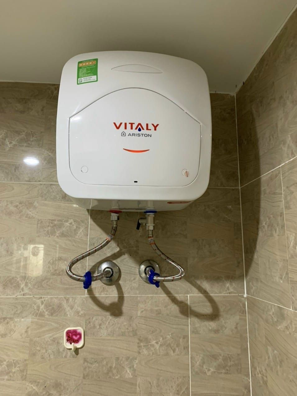 Bình nước nóng lạnh Ariston Vitaly 15 lít sử dụng công nghệ Flexomix thêm 10% nước nóng Bình nước nóng lạnh Ariston Vitaly 15 lít sử dụng công nghệ Flexomix thêm 10% nước nóng