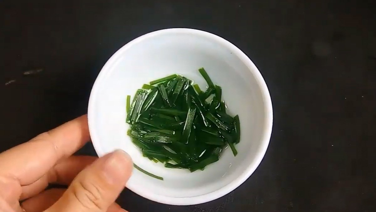 Cách làm lá hẹ hấp đường phèn chữa ho tốt cho cổ họng