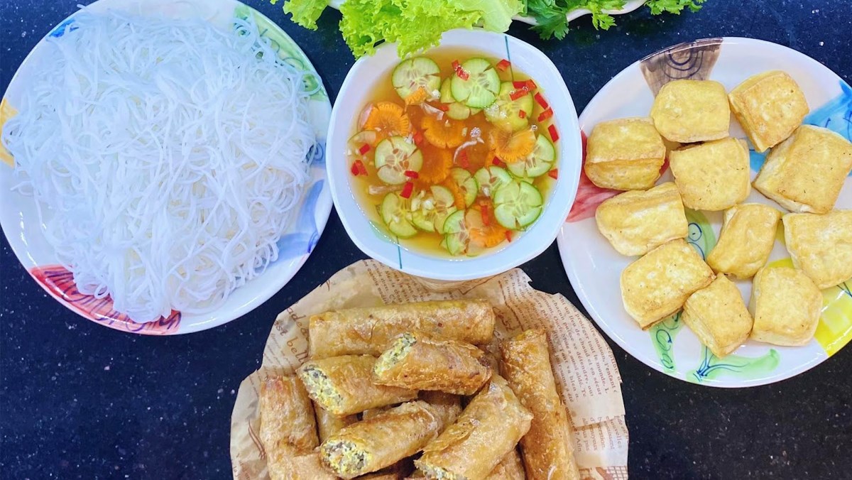 Cách làm nem gà nấm khô giòn vỏ mềm nhân cực kỳ lạ miệng ngày lễ Tết