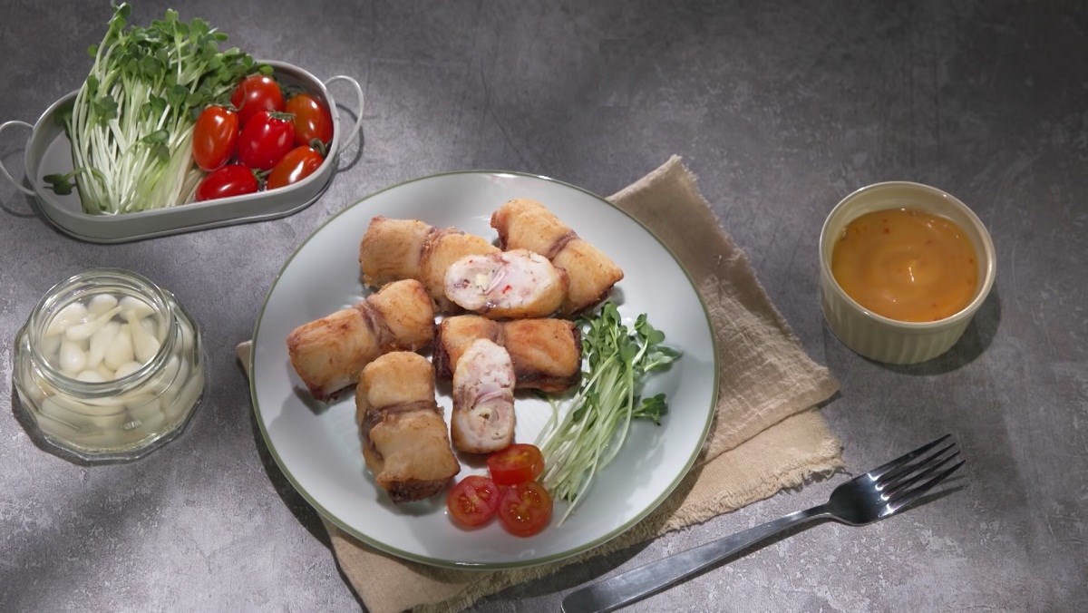 Cá diêu hồng cuộn củ kiệu (dưa kiệu)