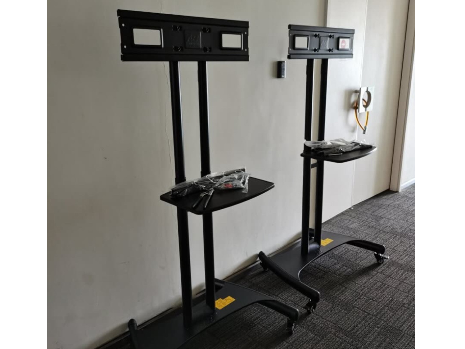 Khung tivi có 4 bánh xe Giá treo TV North Bayou AVA1500-60-1P 32-75 inch