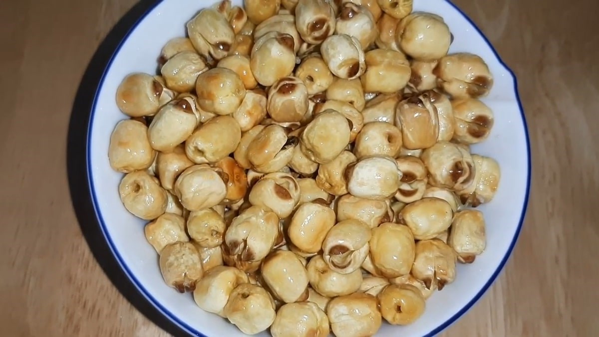 Cách làm hạt sen sấy khô giòn thơm, bùi ngậy ăn vặt cực thích 