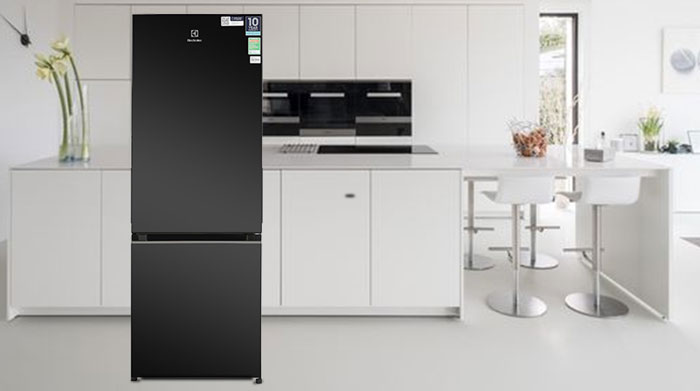Electrolux Inverter 308 lít EBB3402K có tông màu đen sang trọng Electrolux Inverter 308 lít EBB3402K có tông màu đen sang trọng