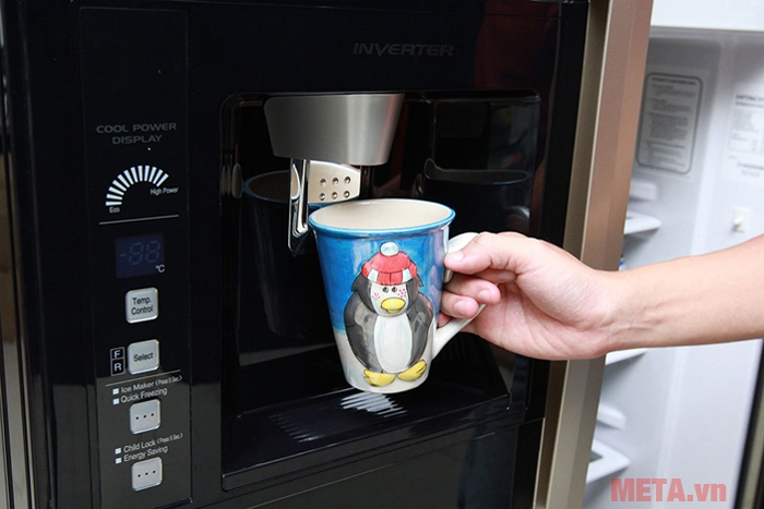 Chiếc tủ lạnh Hitachi R-FW690PGV7X (GBK) này còn được tích hợp nhiều tính năng, tiện ích trong đó có chức năng lấy nước bên ngoài