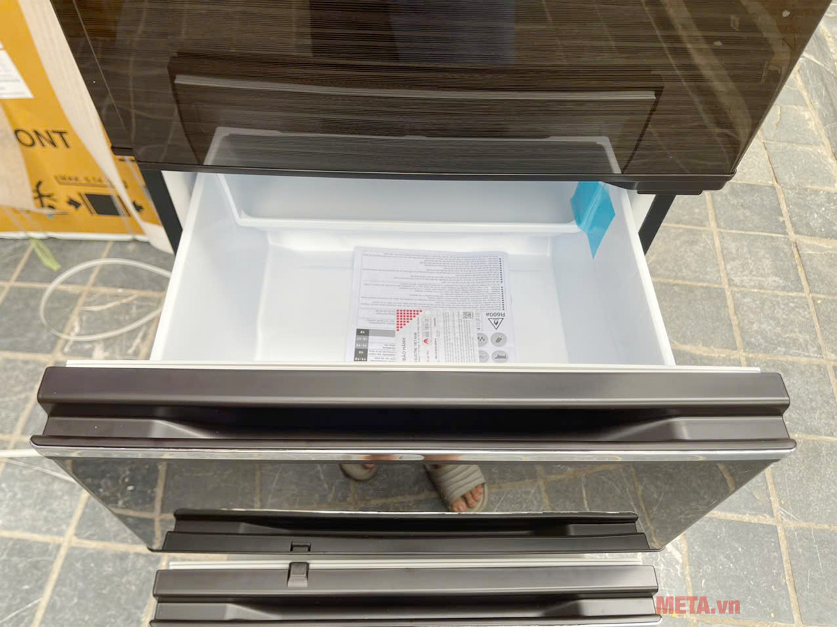 Tủ lạnh Mitsubishi MR-CX35EM-BRW-V có hộc ở giữa đựng rau củ Tủ lạnh Mitsubishi MR-CX35EM-BRW-V có hộc ở giữa đựng rau củ