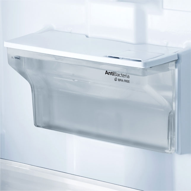 tủ lạnh Panasonic BV361WGKV có hộp chứa nước an toàn, tiện lợi