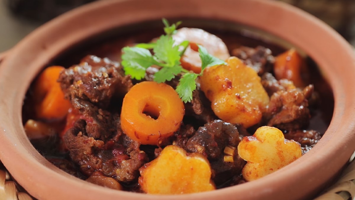 Cách nấu bò hầm gấc mềm thơm, bổ dưỡng