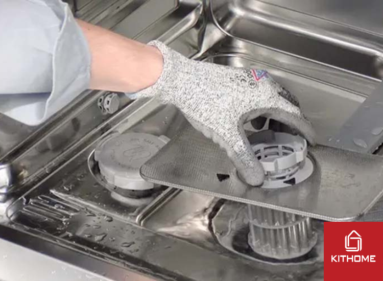 Tháo giỏ chứa đồ ở dưới cùng ra khỏi máy