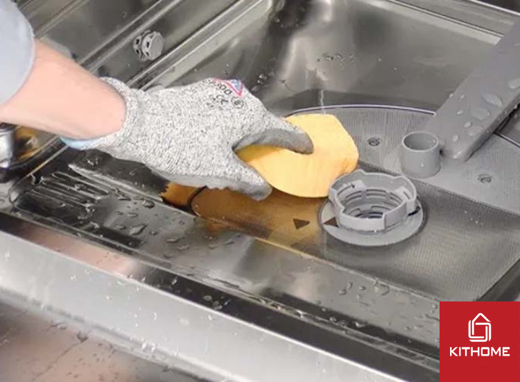 Sử dụng miếng mút thấm nước để loại bỏ bớt nước đọng trong máy