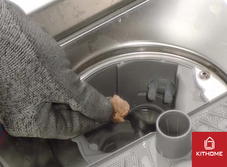  Kiểm tra bên dưới bơm xem có cặn thức ăn hoặc rác không