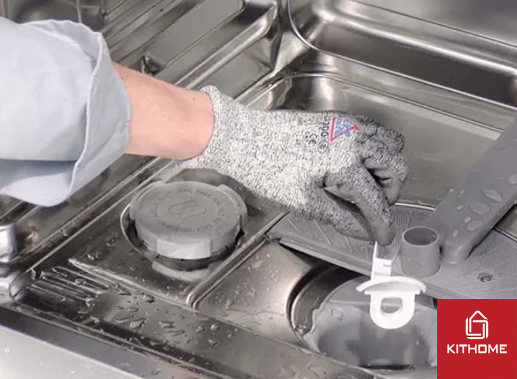 Lắp lại nắp bơm vào đúng vị trí