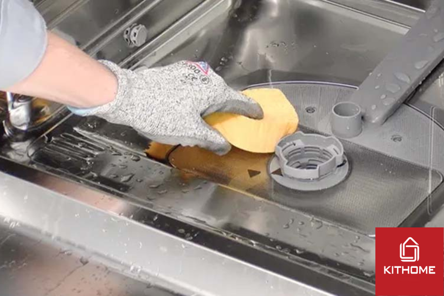 Dùng bông mút thấm nước đọng bên ngoài máy