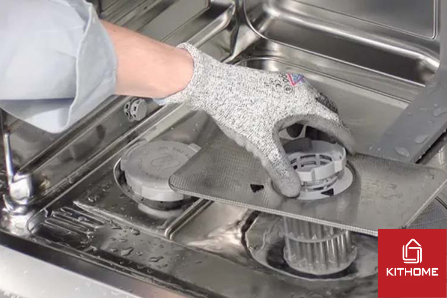 Nhấc bộ lọc rác ra khỏi máy