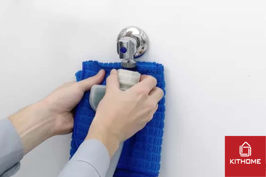 Tháo ống nước ra khỏi vòi