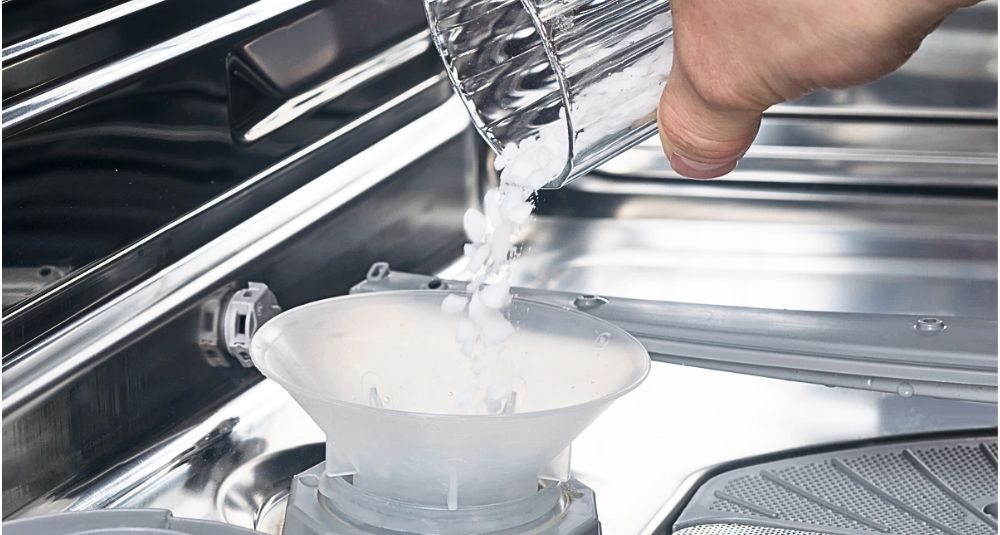 Đổ muối rửa chuyên dụng vào khoang chứa của máy rửa bát