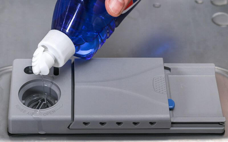 Hướng dẫn đổ nước làm bóng vào ngăn chứa.