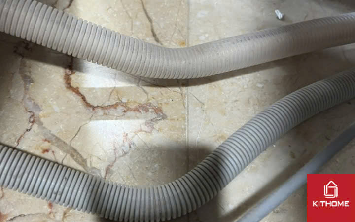 Kiểm tra ống thoát nước xem có bị gập hay xoắn lại không Kiểm tra ống thoát nước xem có bị gập hay xoắn lại không