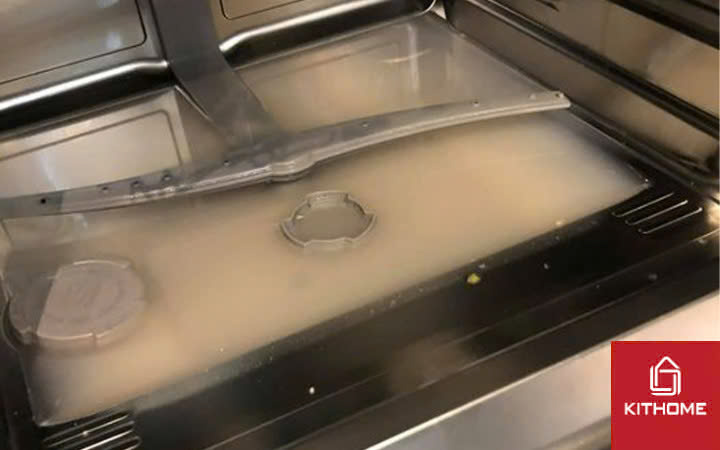 Loại bỏ nước còn tồn đọng trong máy bằng cốc nhựa Loại bỏ nước còn tồn đọng trong máy bằng cốc nhựa