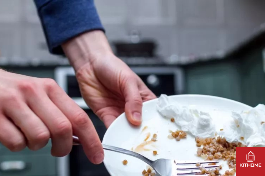 Chuẩn bị và loại bỏ cặn thức ăn thừa trên bát đĩa