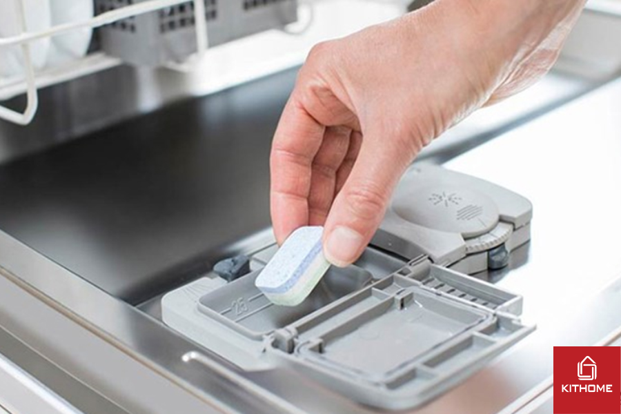 Thêm đầy đủ chất tẩy rửa vào ngăn chứa