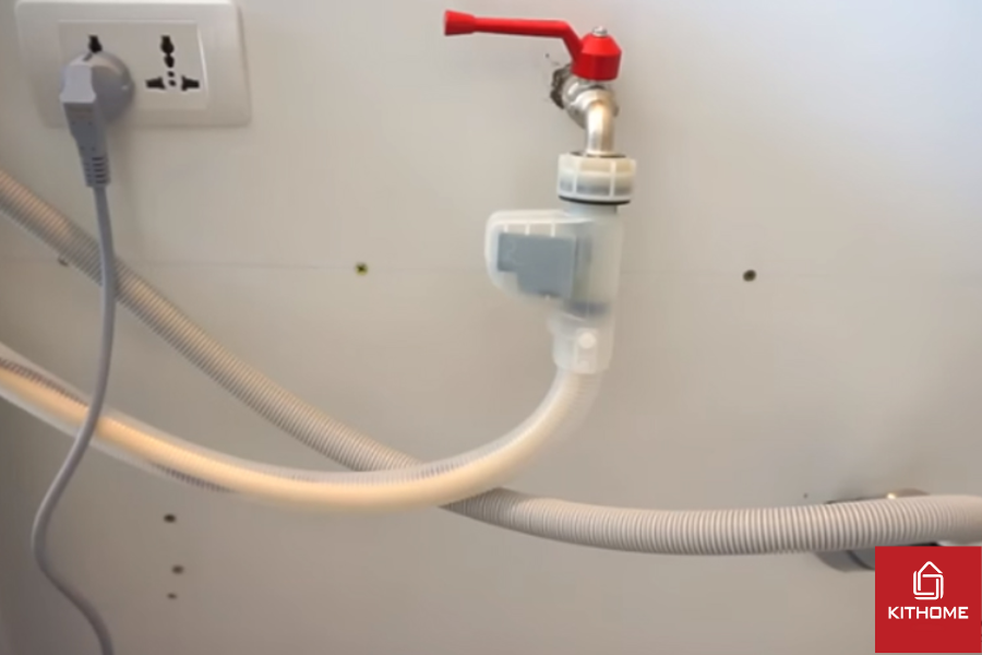 Đảm bảo máy rửa chén được kết nối với nguồn nước và nguồn điện Đảm bảo máy rửa chén được kết nối với nguồn nước và nguồn điện