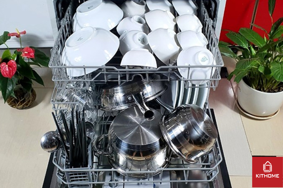 Xếp bát đĩa vào máy theo đúng giàn Xếp bát đĩa vào máy theo đúng giàn