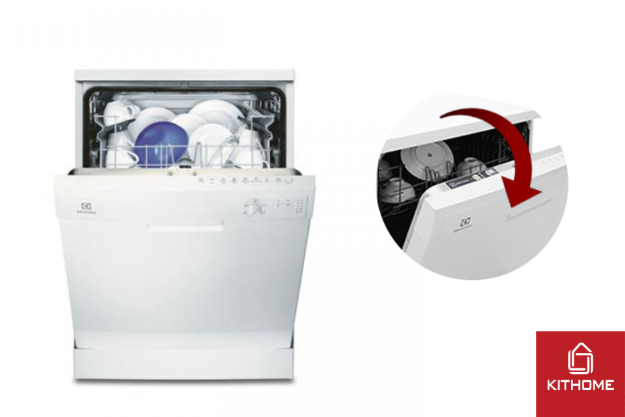 Chờ vài phút để hơi nước và nhiệt độ bên trong giảm xuống